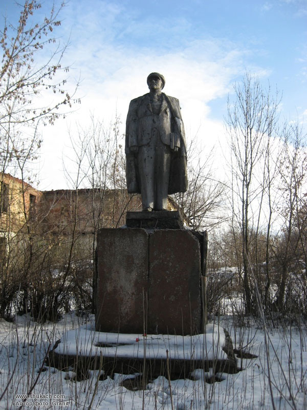 Памятник Ильичу Ленину в поселке Чулковка Донецка Памятник Ильичу Ленину в поселке Чулковка Донецка
