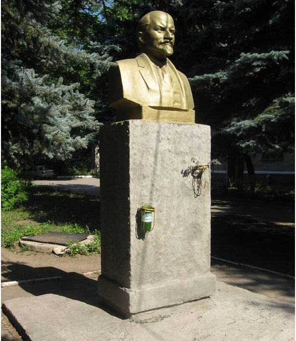 Памятник Ленину в поселке шахты «Заперевальная» в Донецке Памятник Ленину в поселке шахты «Заперевальная» в Донецке
