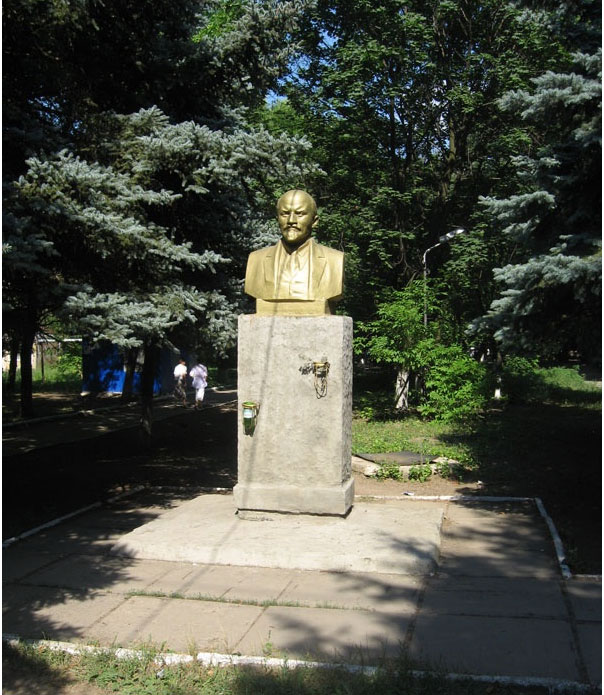 Памятник Ленину в поселке шахты «Заперевальная» в Донецке Памятник Ленину в поселке шахты «Заперевальная» в Донецке