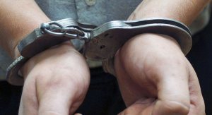 руки в наручниках руки в наручниках